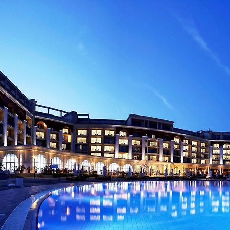 Lighthouse Golf & Spa Hotel Balchik Exterior photo The hotel at night