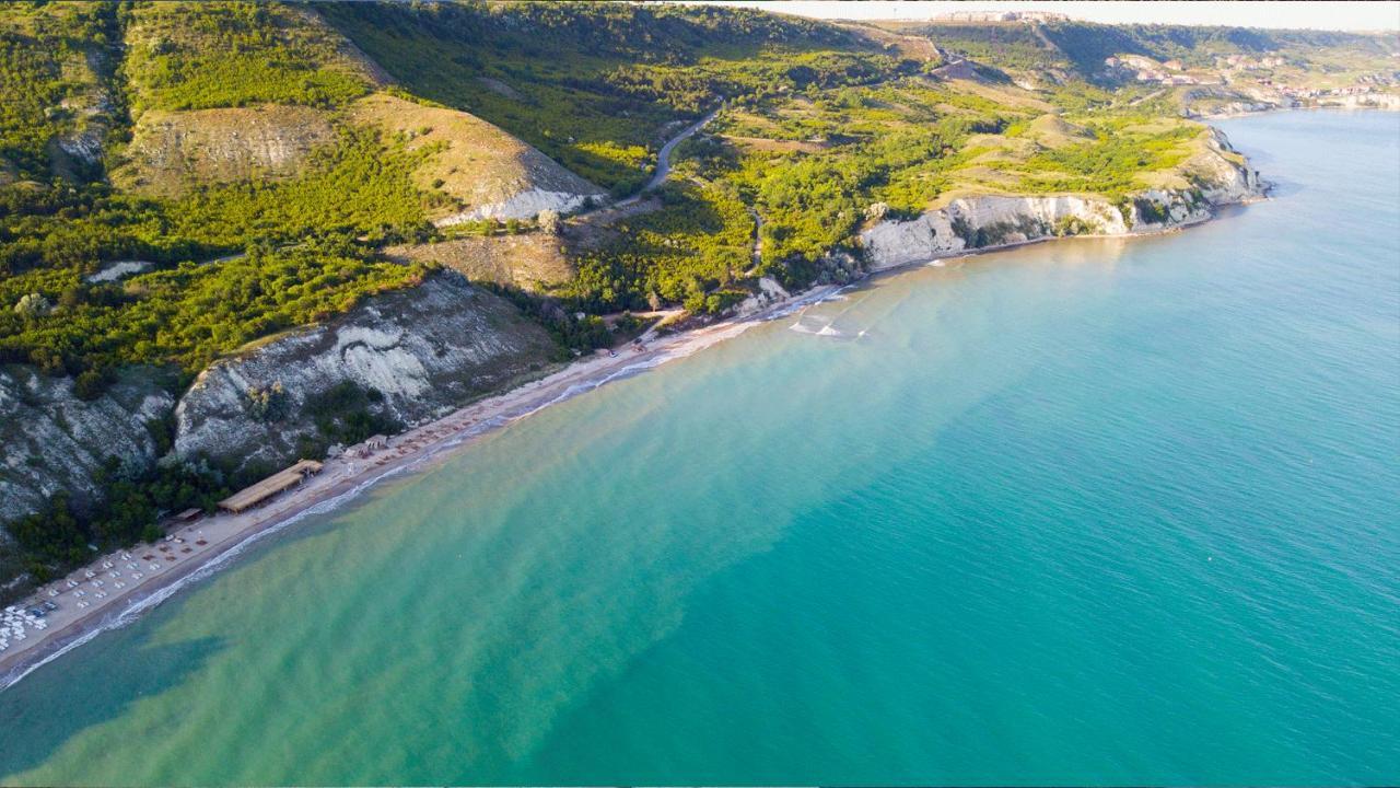 Lighthouse Golf & Spa Hotel Balchik Exterior photo Aerial view of the bay