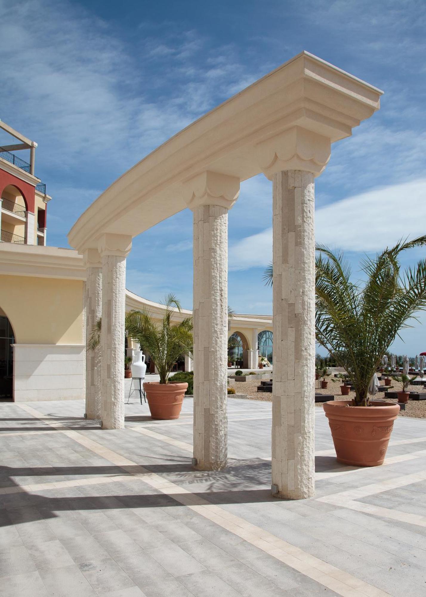 Lighthouse Golf & Spa Hotel Balchik Exterior photo Columns made of limestone